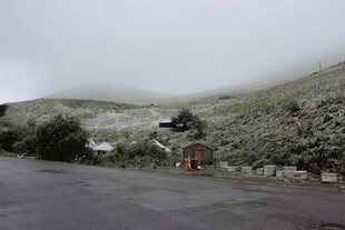 山间雾霭中的静谧停车处