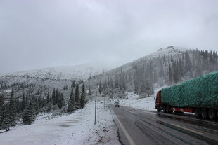 雪山路途的货运卡车