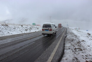 雪天公路上行驶的车辆