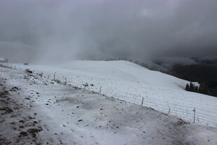 雪覆山坡与围栏的景致