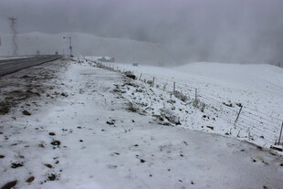 雪覆山路的冬日景象