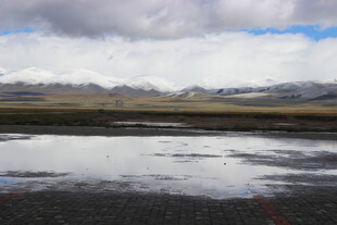 高原湖泊映雪山美景