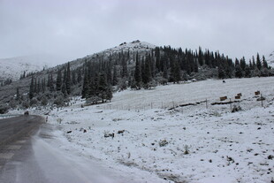 雪覆山路与山坡景观