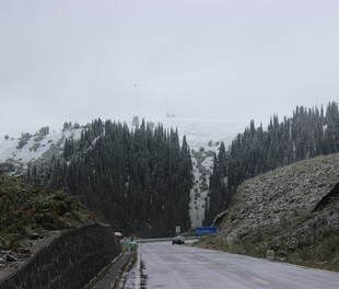 山间雾霭中的蜿蜒公路