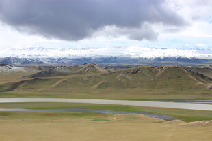 草原河流与远山壮丽风光