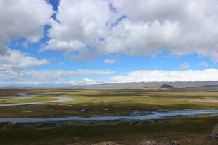 草原河流蓝天白云美景