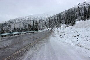 雪覆公路 山林雪景如画