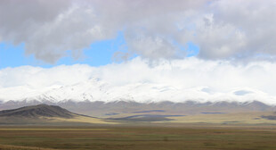 广袤草原上的蓝天白云