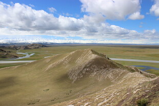 广袤草原上的蜿蜒河流