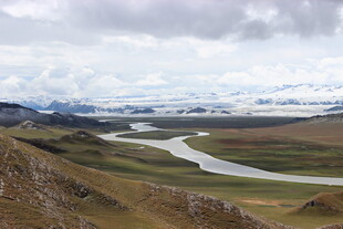 草原蜿蜒河流壮美风光
