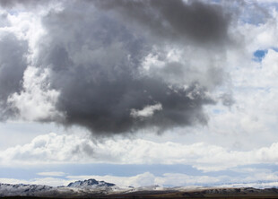 乌云笼罩下的开阔景致