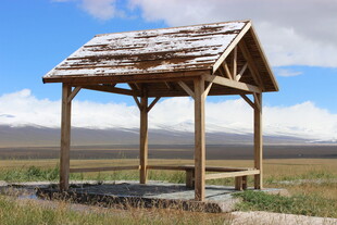 草原上的木质凉亭