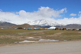 雪山下的开阔草原风光