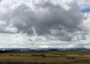 草原上空的厚重云层