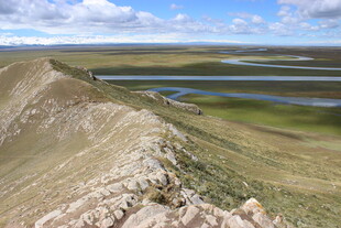 俯瞰草原蜿蜒河流美景