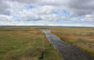 广袤草原间的蜿蜒小河