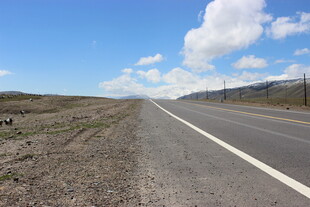 空旷公路延伸至远方
