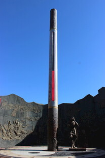 高耸三色立柱于开阔之地