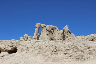 沙漠中的古老石砌遗迹