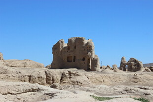 沙漠中的古老建筑遗迹