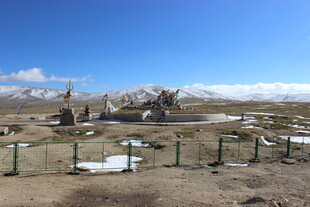 雪山下的古老遗址景观