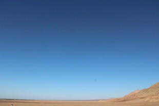 广阔沙漠上的湛蓝天空