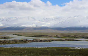 草原湖泊壮丽风光