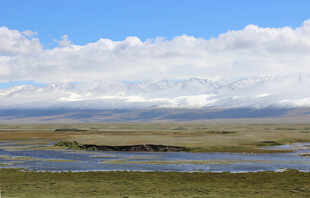 草原辽阔河流蜿蜒美景