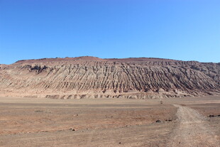 荒凉沙漠中的土丘景观