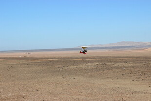 沙漠中孤独的车辆