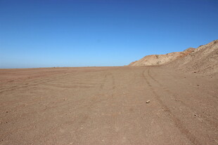 广袤沙漠中的车辙痕迹