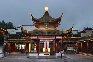 中式古建庙宇夜景