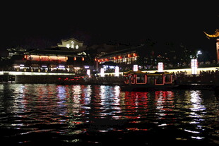 夜晚河畔璀璨灯光美景