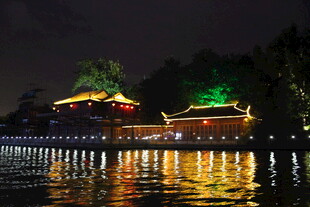 湖畔古建夜景璀璨迷人