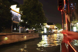 夜航船中赏河畔夜景
