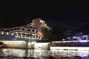 夜晚河畔璀璨灯光下的桥