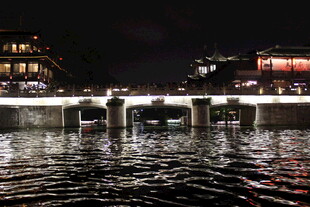 夜晚河畔桥梁璀璨夜景