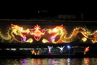 璀璨双龙彩灯夜景图