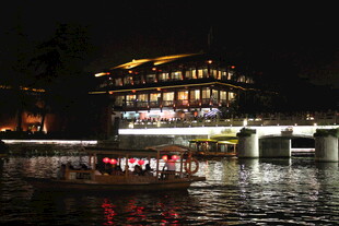 夜晚河畔璀璨灯光的建筑