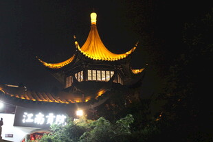 夜晚中式塔楼景观