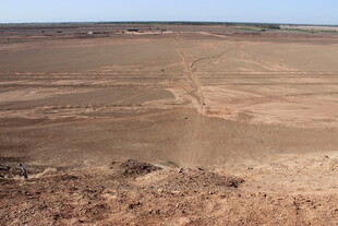 广袤荒凉的开阔土地