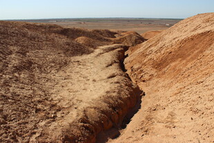 干旱土地上的狭长沟壑