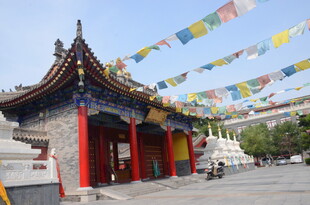 藏式风格庙宇 五彩经幡飘扬