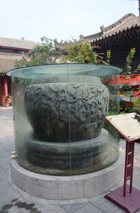 古老大鼎展示于庭院