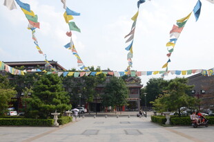 古建前飘扬的多彩经幡