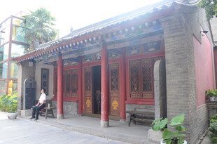 中式传统建筑门前景象