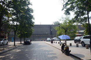 城市街道旁的日常景象