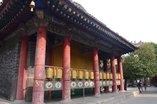 中式古建筑 红柱黄墙屋檐