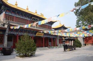 藏式寺庙挂经幡景观