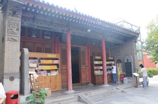 中式传统建筑门前景象